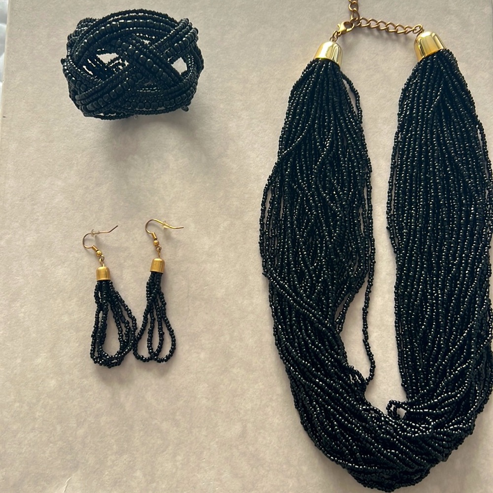 Beaded jewellery set (Necklace / bracelet / earrings)
